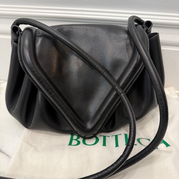 Bottega Veneta Beak Bag Medium Black - Picture 1 of 12